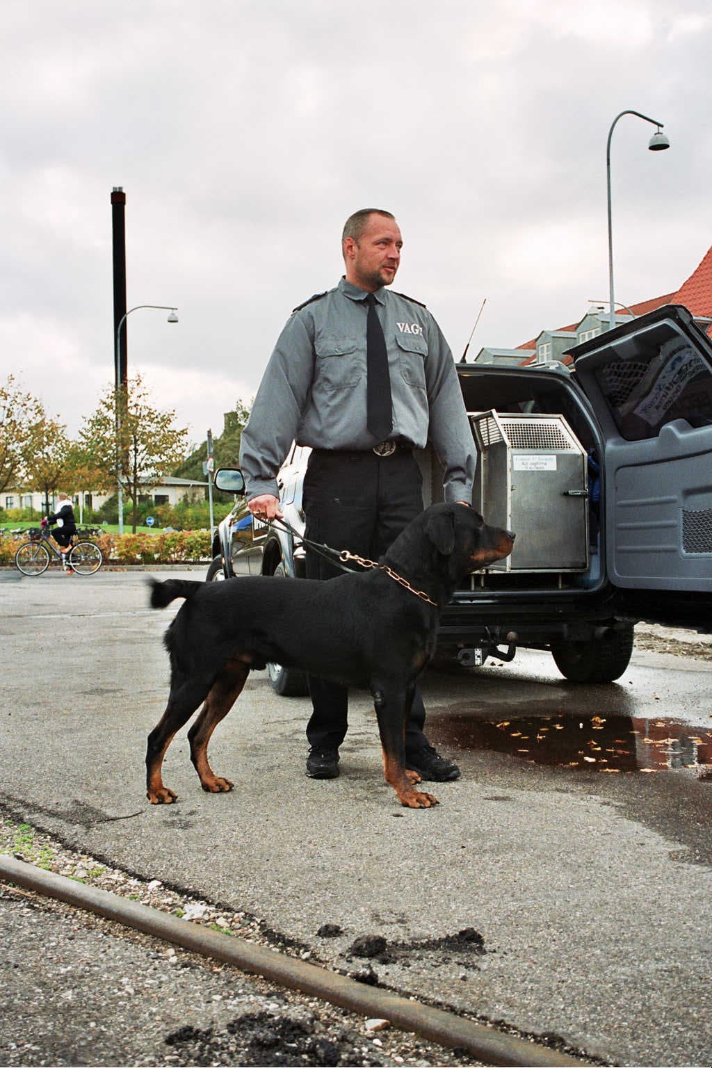 Vagtmand med sin hund foran togstation